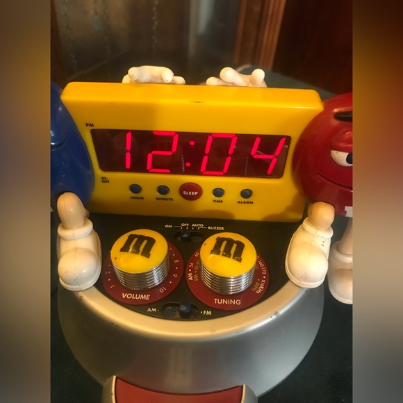 M&M Clock Radio - Picture 2 of 7